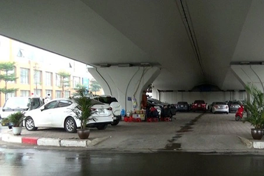 Tận dụng gầm cầu cạn "gỡ" bế tắc thiếu chỗ đỗ xe?