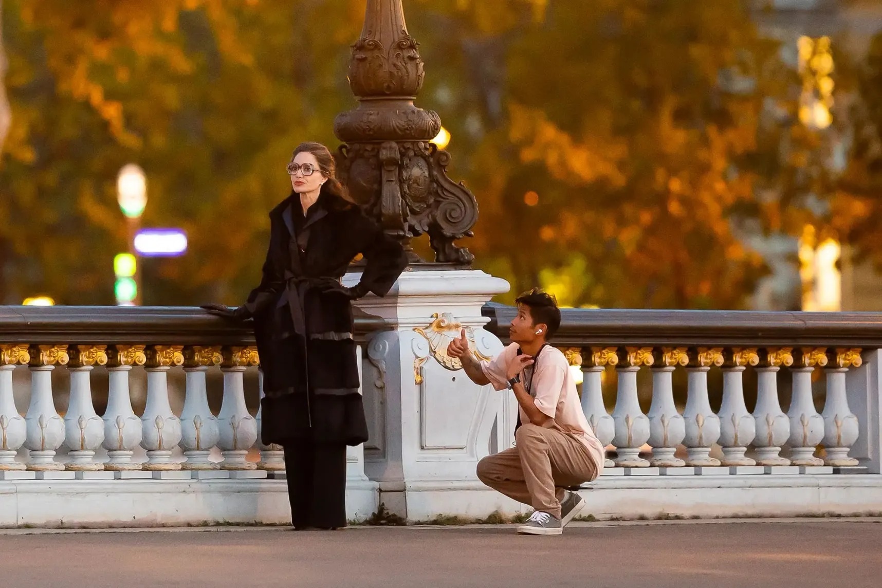 Pax Thien apareceu no set, demonstrando apoio ativo a Angelina Jolie - 1 Pax Thien xuất hiện trên phim trường, tích cực hỗ trợ Angelina Jolie - 1