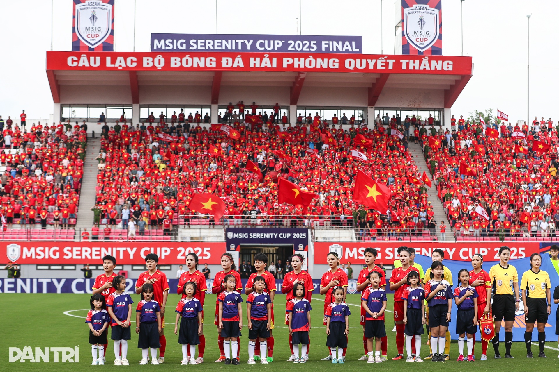 Màn trình diễn đẳng cấp của Huỳnh Như và Hải Yến trước Thái Lan - 1 Màn trình diễn đẳng cấp của Huỳnh Như và Hải Yến trước Thái Lan - 1