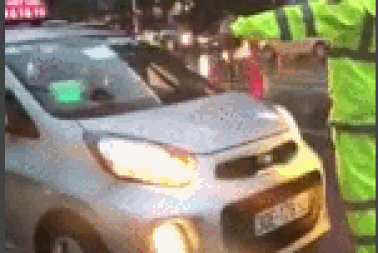 Hà Nội: Truy tìm xe taxi vượt đèn đỏ, "ủi" CSGT để bỏ chạy