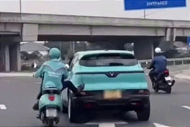 Tài xế xe ôm công nghệ bị phạt sau khi dùng chân đẩy ô tô ở TPHCM