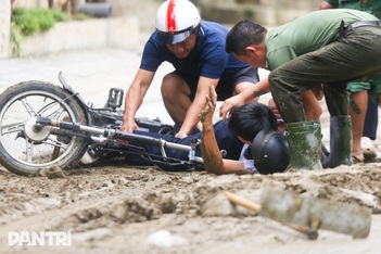 Huế "chìm" trong rác thải và bùn lầy sau ba trận lụt liên tiếp