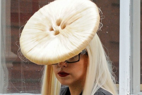 Lady Gaga gây sốc bằng mũ hình khuy áo to tướng
