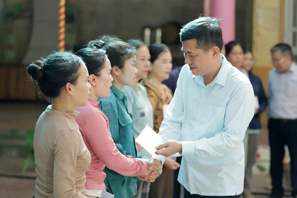នាយកដ្ឋានអប់រំ Nghe An គាំទ្រសាលារៀនដែលរងការខូចខាតយ៉ាងធ្ងន់ធ្ងរបន្ទាប់ពីខ្យល់ព្យុះលេខ ៣ - ២ Ngành Giáo dục Nghệ An hỗ trợ các trường học bị thiệt hại nặng sau bão số 3 - 2