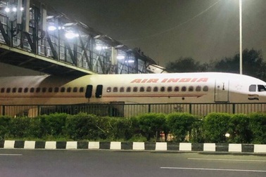 Máy bay mắc kẹt dưới gầm cầu vượt Ấn Độ