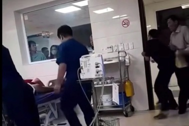 Đang cấp cứu bé gái sốc phản vệ, bác sĩ bị người nhà đạp vào bụng
