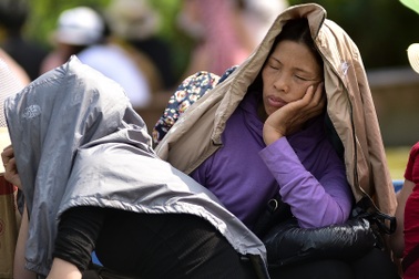 Người dân mệt mỏi "đội nắng" trẩy hội chùa Hương