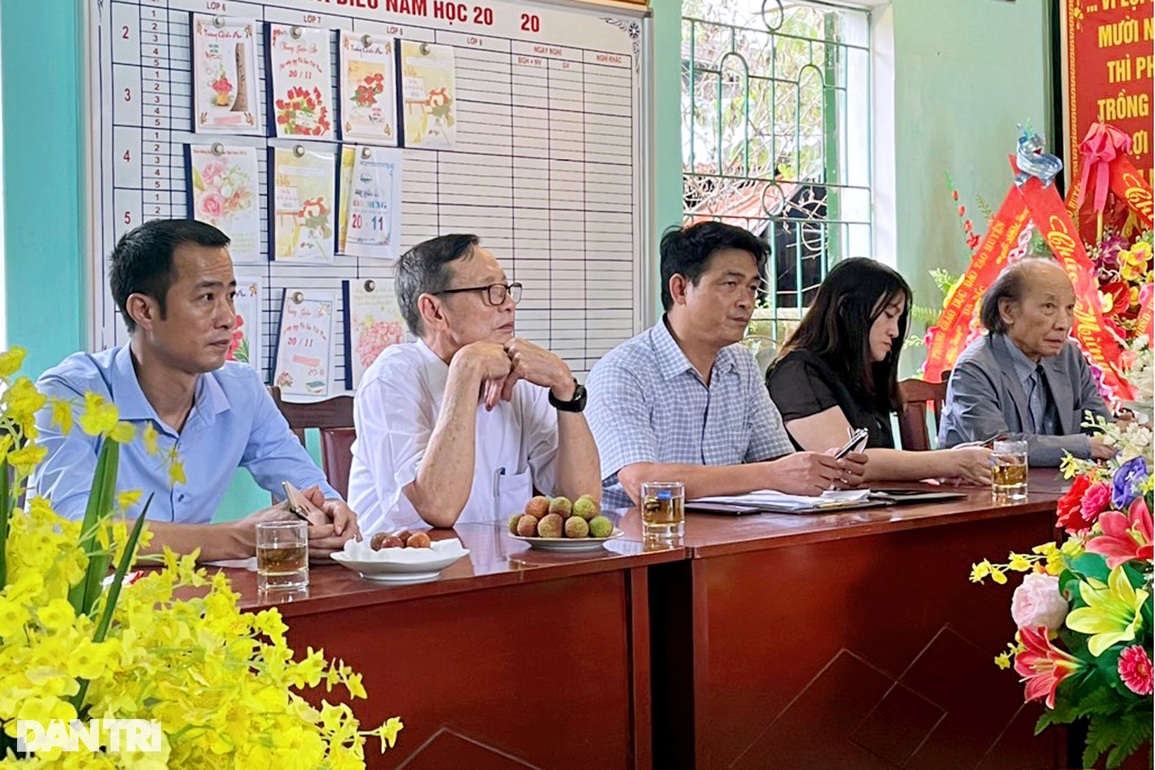 Quỹ Khuyến học Việt Nam trao tặng máy tính cho học sinh Hòa Bình - 2 Quỹ Khuyến học Việt Nam trao tặng máy tính cho học sinh Hòa Bình - 2