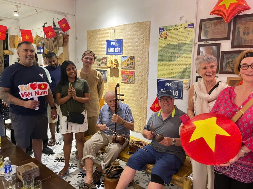 Cờ hoa phủ kín phố phường, Hà Nội rực sáng trong dịp lễ 2/9 - 12 Cờ hoa phủ kín phố phường, Hà Nội rực sáng trong dịp lễ 2/9 - 12