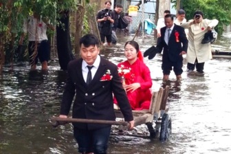 Chú rể dùng xe kéo rước dâu vượt lũ ở Đà Nẵng