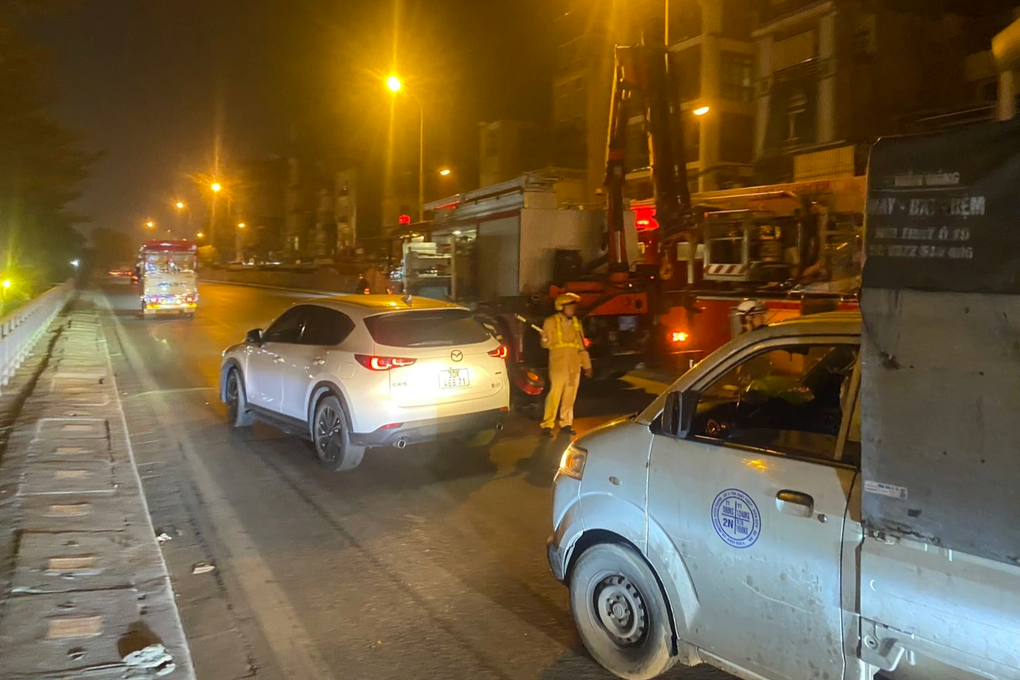 Vụ thanh niên nằm trên mái cầu vượt ở Hà Nội: Do trục trặc với vợ ngày 8/3? - 2 Vụ thanh niên nằm trên mái cầu vượt ở Hà Nội: Do trục trặc với vợ ngày 8/3? - 2