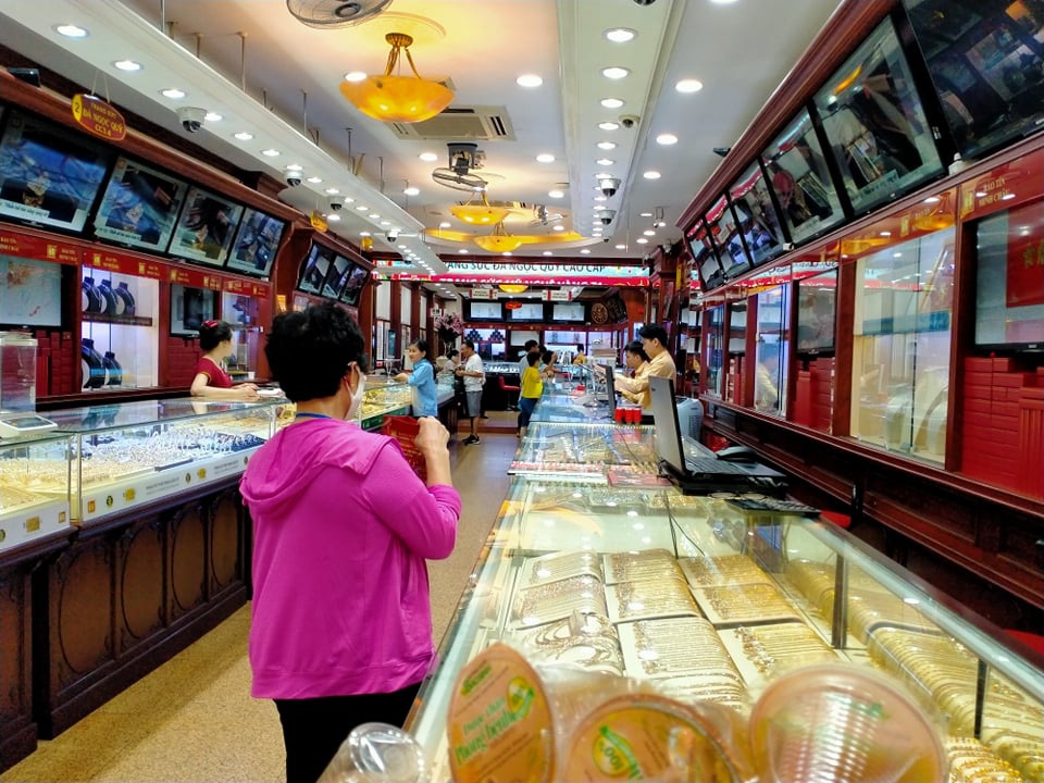 Giá vàng vượt mốc 57 triệu đồng/lượng: Nông dân ôm vàng xuống phố chốt lời - 4 Giá vàng vượt mốc 57 triệu đồng/lượng: Nông dân ôm vàng xuống phố chốt lời - 4