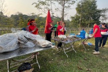 Người dân Việt Trì làm đồ ăn miễn phí chiêu đãi CĐV về cổ vũ tuyển Việt Nam