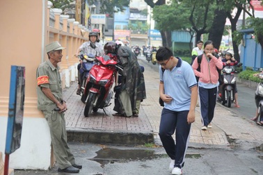 Bác bảo vệ được hàng ngàn học sinh cúi chào hàng ngày