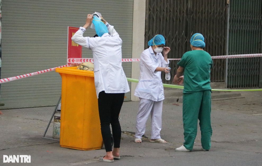 Hà Nội phong tỏa cả đoạn phố Đê La Thành để xét nghiệm Covid-19 - 13 Hà Nội phong tỏa cả đoạn phố Đê La Thành để xét nghiệm Covid-19 - 13