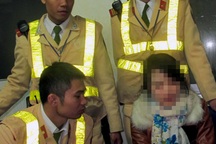 Hà Nội: CSGT giải cứu cô gái định nhảy cầu tự tử lúc đêm khuya