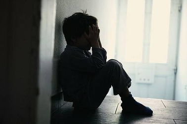 Cha mẹ bắt con tự học tại nhà, sống cách ly như giữa đại dịch Covid-19