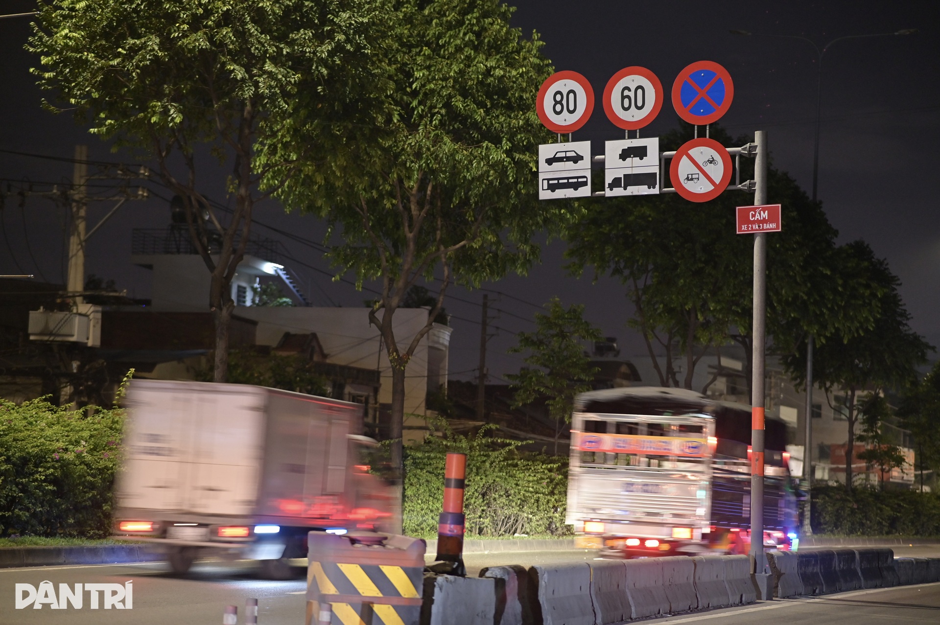 CSGT xuyên đêm xử phạt tài xế ô tô chạy quá tốc độ ở TPHCM - 11 CSGT xuyên đêm xử phạt tài xế ô tô chạy quá tốc độ ở TPHCM - 11