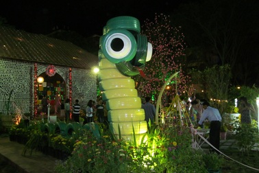 Tham quan "công viên rác" tại chợ hoa Xuân