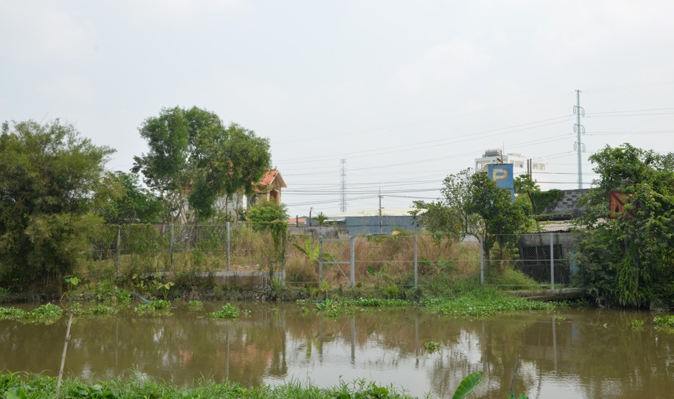 Người dân kéo đến nghía qua khe cửa căn nhà Tuấn “khỉ” bị tiêu diệt - 7 Người dân kéo đến nghía qua khe cửa căn nhà Tuấn “khỉ” bị tiêu diệt - 7
