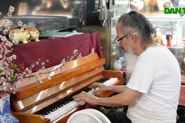 Quán chè bình dân ở TPHCM có ông chủ đàn piano phục vụ miễn phí