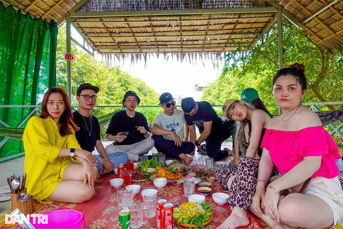 9X xinh như hotgirl trồng sầu riêng sạch cho khách tham quan thu tiền tỷ - 6 9X xinh như hotgirl trồng sầu riêng sạch cho khách tham quan thu tiền tỷ - 6