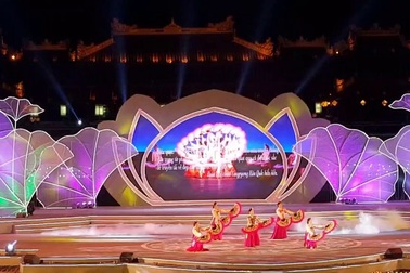 Các tiết mục đặc sắc trong đêm bế mạc: Đoàn nghệ thuật Yangpyeong Hàn Quốc - Nhà văn hóa Trung ương Mông Cổ - Đoàn nghệ thuật Sri Lanka - Nghệ sĩ violon Hoàng Rob và Nhóm Gen 9