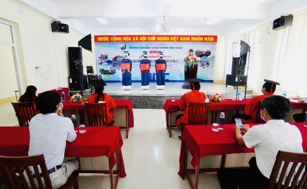 Lần đầu tiên Robot thay sinh viên trường nghề nhận bằng tốt nghiệp - 7 Lần đầu tiên Robot thay sinh viên trường nghề nhận bằng tốt nghiệp - 7
