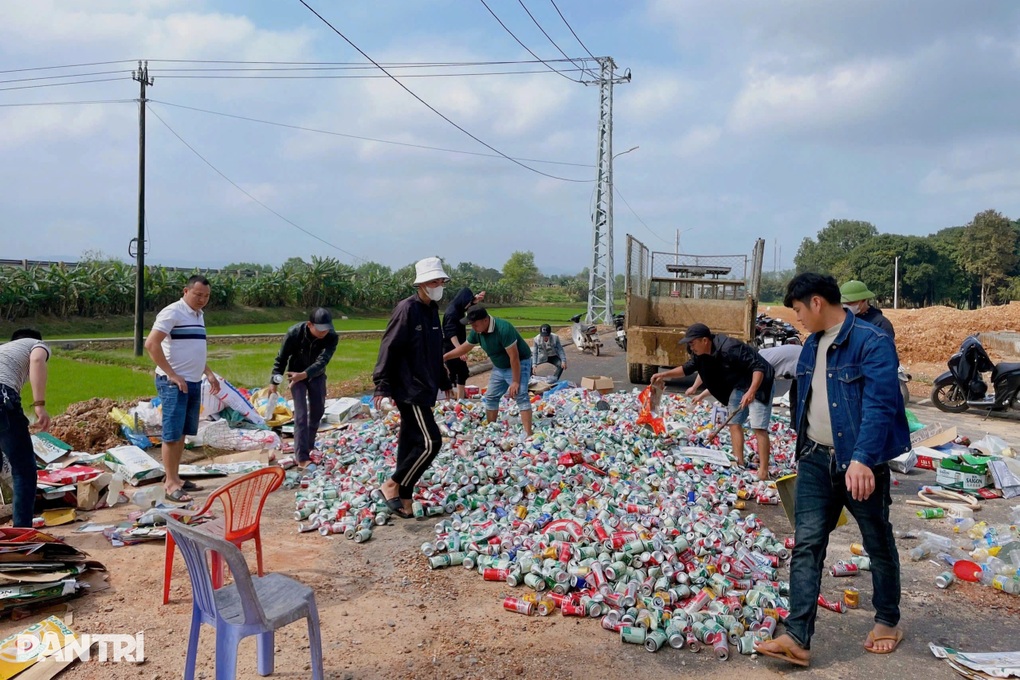 Sau Tết, hàng chục thanh niên kéo bao tải đi xin vỏ lon - 1 Sau Tết, hàng chục thanh niên kéo bao tải đi xin vỏ lon - 1