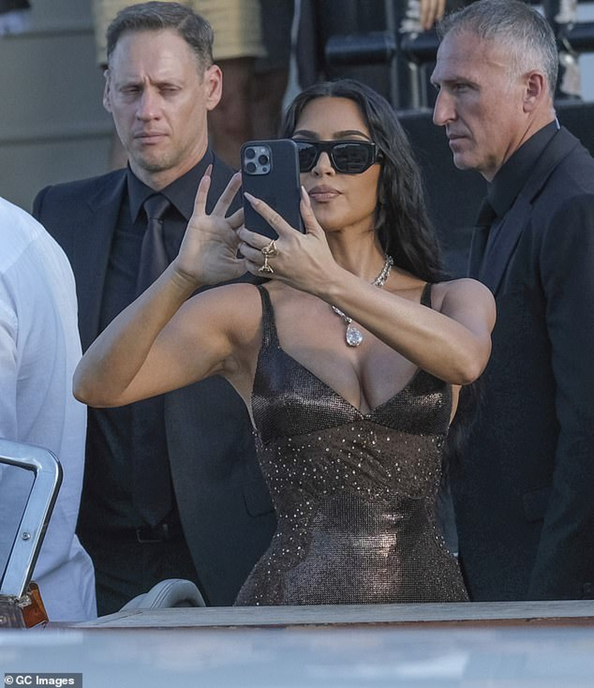 Chị em Kim Kardashian mặc hở bạo, bị chê cười tại tiệc cưới tỷ phú - 3 Chị em Kim Kardashian mặc hở bạo, bị chê cười tại tiệc cưới tỷ phú - 3