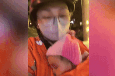 Điều kỳ diệu đến với nữ cử nhân làm shipper địu con đi mưu sinh trong đêm