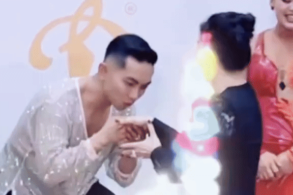 Khoảnh khắc Phan Hiển quỳ xuống hôn tay Khánh Thi khi nhận huy chương - 1
