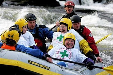 Bà cụ 90 tuổi chèo thuyền vượt thác mừng sinh nhật 