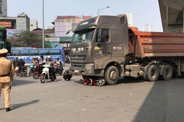 Hà Nội: Xe máy bị cuốn vào gầm xe tải, một cô gái tử vong tại chỗ