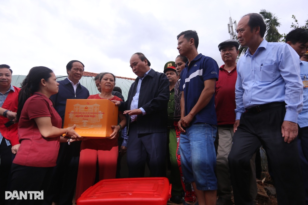 Chủ tịch nước thăm người dân vùng ngập lũ, sạt lở tại Đà Nẵng - 2 Chủ tịch nước thăm người dân vùng ngập lũ, sạt lở tại Đà Nẵng - 2