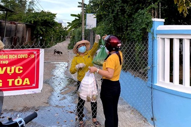 Đội “shipper nữ” đi chợ giúp bà con, giao cơm miễn phí ở vùng phong tỏa