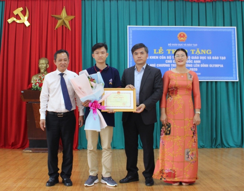 Á quân Olympia nhận bằng khen của Bộ trưởng Bộ GDĐT - 1 Á quân Olympia nhận bằng khen của Bộ trưởng Bộ GDĐT - 1