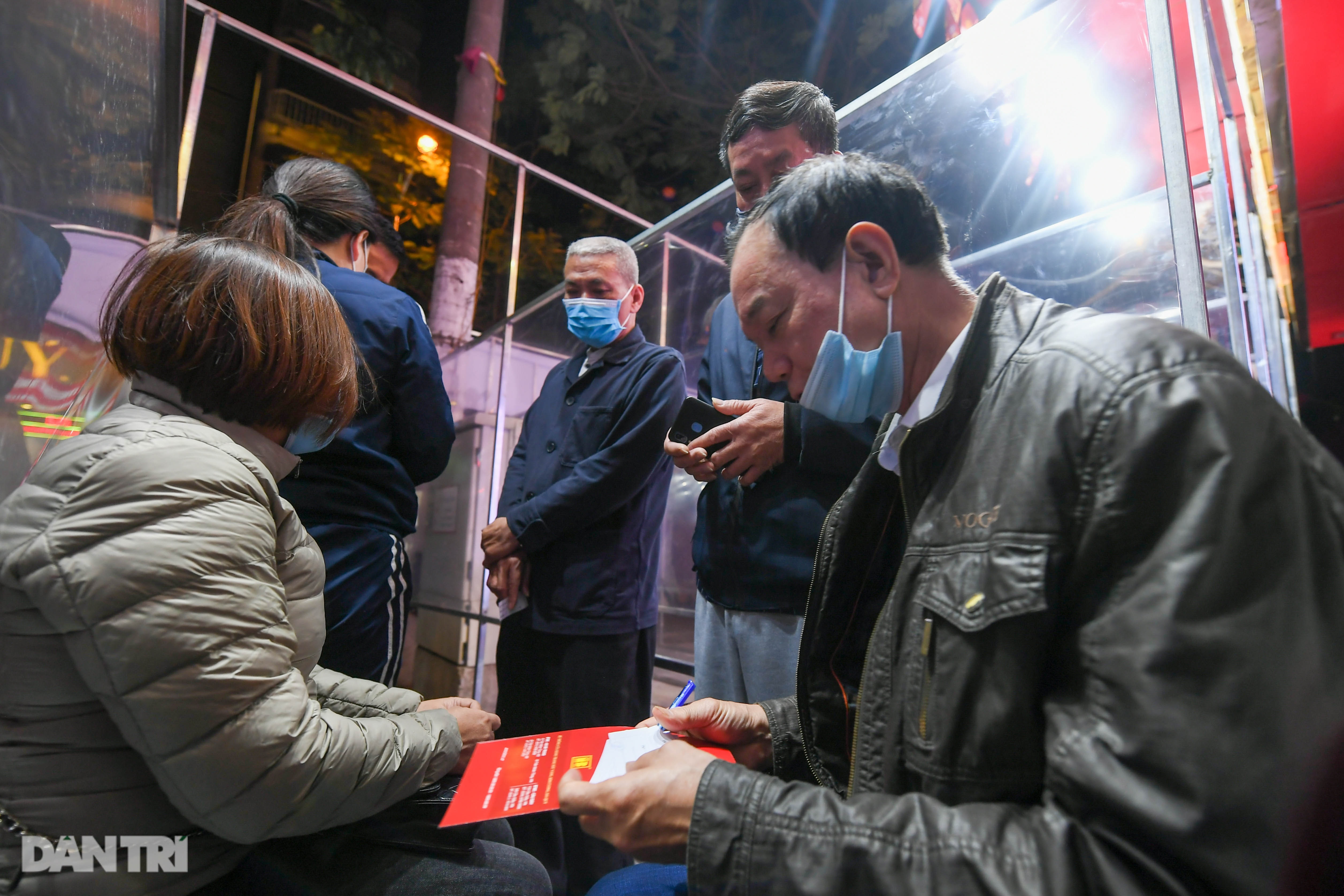 Người dân Hà Nội xếp hàng từ 3h sáng mua vàng ngày vía Thần Tài - 8