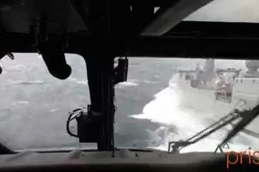 MH-60R Seahawk hạ cánh ngoạn mục trong sóng to bão lớn