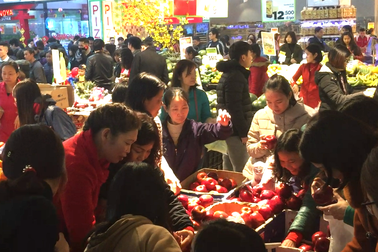 Giá hàng loạt mặt hàng tăng dịp Tết đẩy CPI tăng trở lại