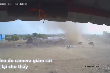 Lốc xoáy bất ngờ xuất hiện, thổi bay rạp cưới khiến nhiều người bị thương