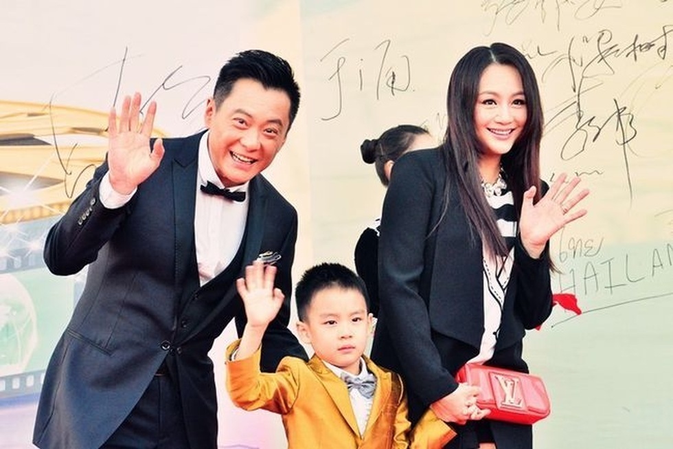 Tào Dĩnh của Quan huyện 9 tuổi: Nhan sắc khác lạ, livestream bán hàng - 12