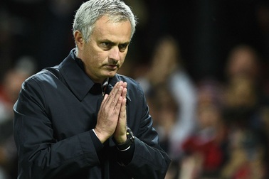 HLV Mourinho chắp tay xin lỗi người hâm mộ