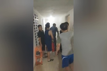 Người dân phá cửa căn hộ vào dập lửa