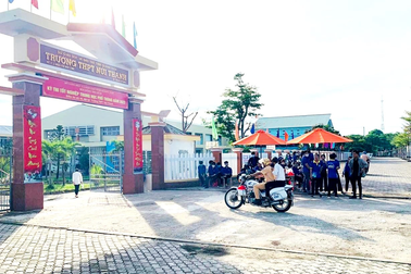 CSGT Quảng Nam đưa một thí sinh bị thủng lốp xe đến điểm thi kịp thời