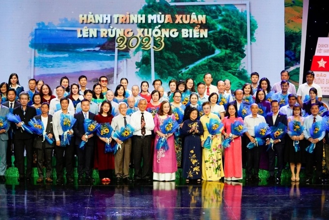 Quỹ Vừ A Dính tri ân Vietjet và các doanh nghiệp chung tay cùng các hoạt động ý nghĩa năm qua.