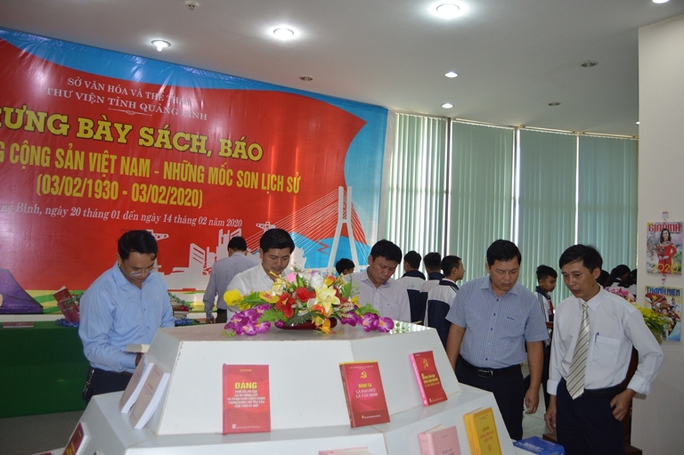 Trưng bày sách, báo với chủ đề “90 năm Đảng Cộng sản Việt Nam- Những dấu mốc lịch sử” - 1 Trưng bày sách, báo với chủ đề “90 năm Đảng Cộng sản Việt Nam- Những dấu mốc lịch sử” - 1
