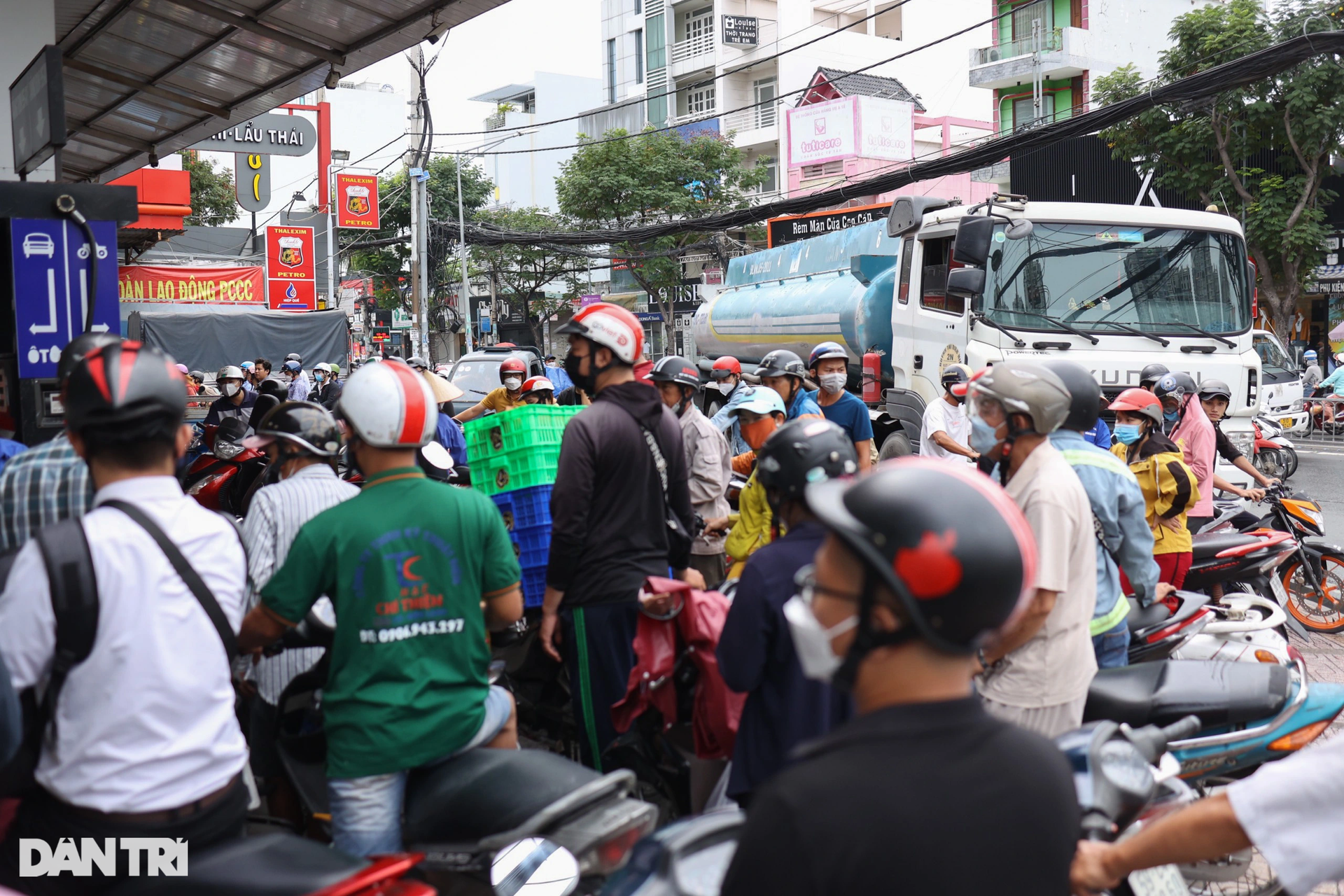 Người dân TPHCM chật vật đổ xăng trong sáng đầu tuần - 8 Người dân TPHCM chật vật đổ xăng trong sáng đầu tuần - 8