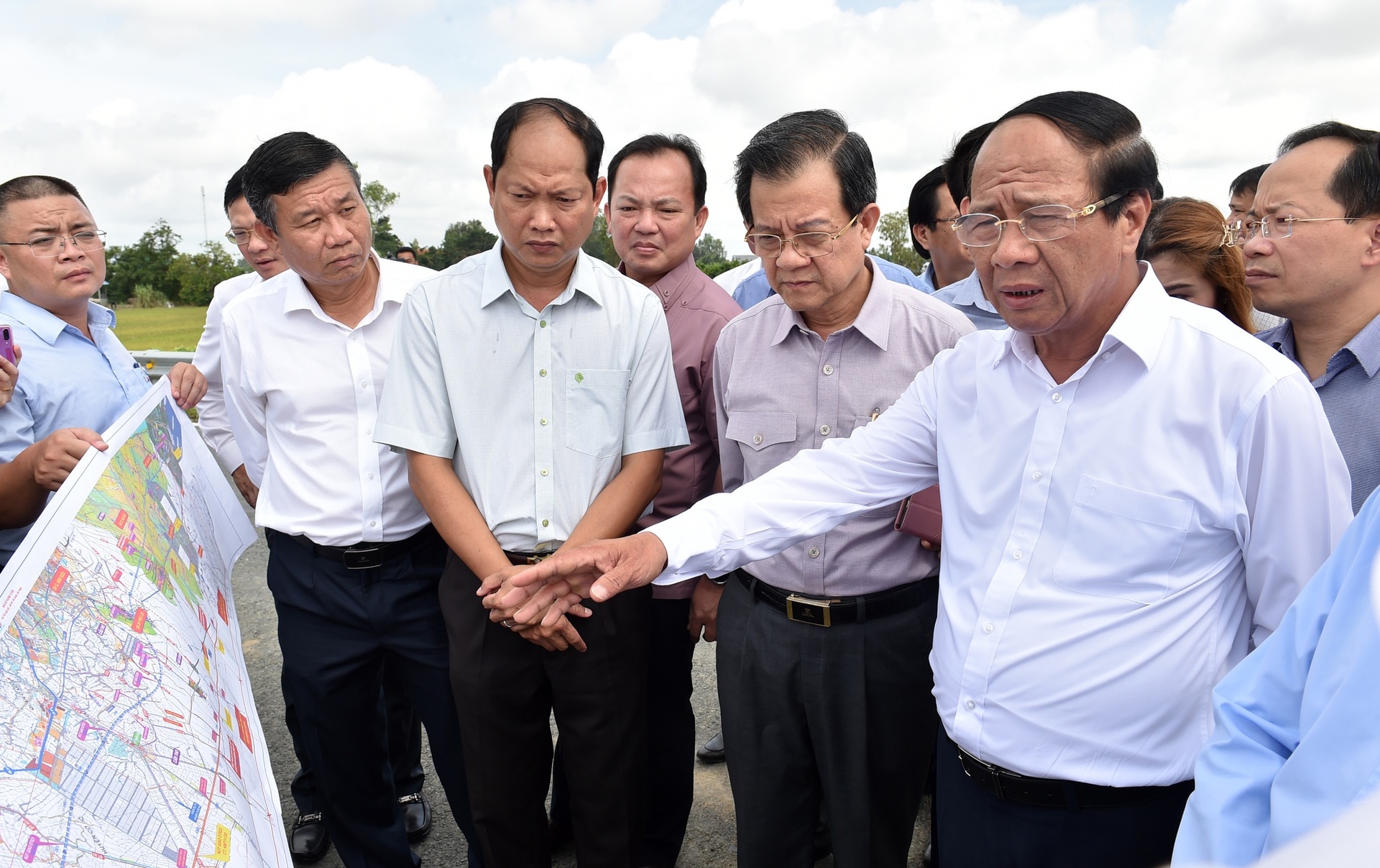 Hình ảnh Phó Thủ tướng dầm mưa trong rốn lũ và dãi nắng trên công trường - 9 Hình ảnh Phó Thủ tướng dầm mưa trong rốn lũ và dãi nắng trên công trường - 9