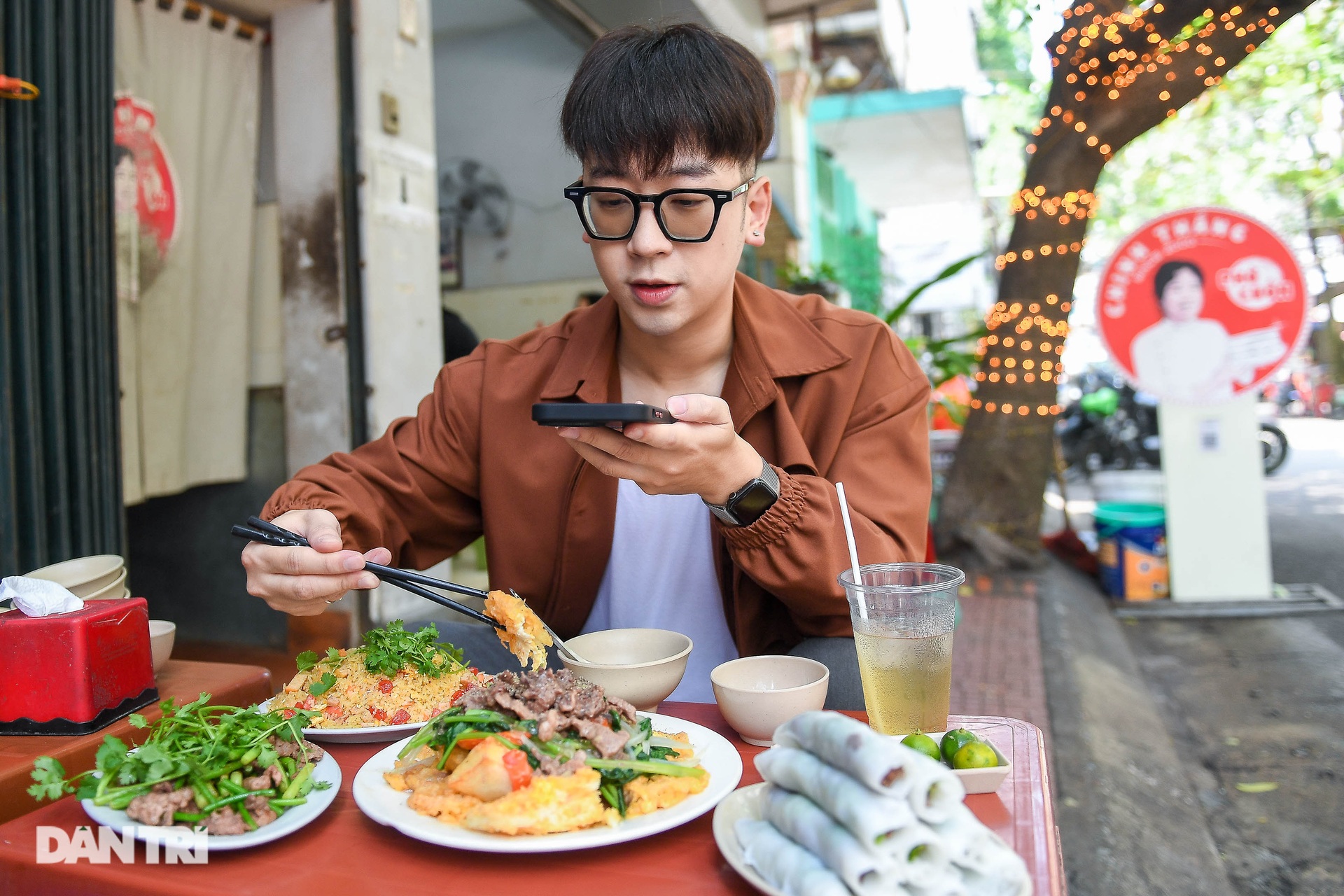Cuộc sống của reviewer nổi tiếng: Tăng 16kg, bị ném đá vì suốt ngày khen - 9 Cuộc sống của reviewer nổi tiếng: Tăng 16kg, bị ném đá vì suốt ngày khen - 9